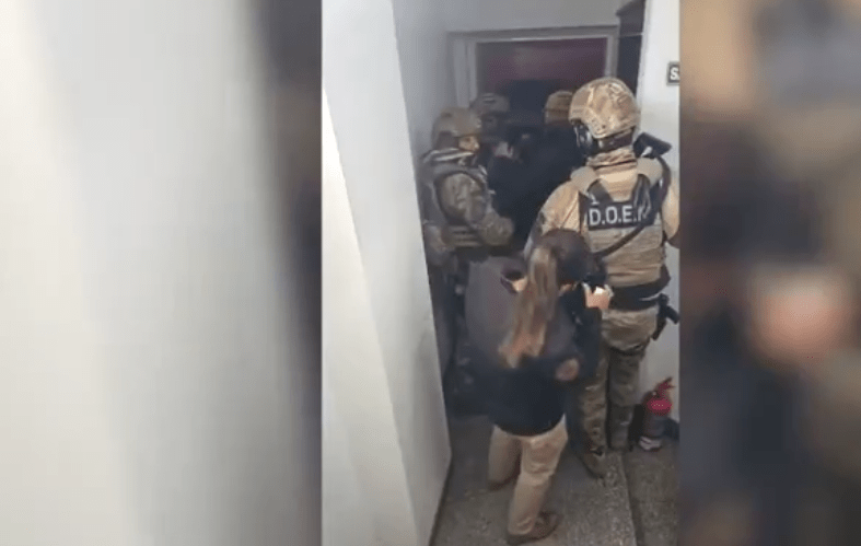 Tensión en Almagro: un hombre con brote psicótico tomó de rehén a su madre y fue reducido con una&nbsp;Taser