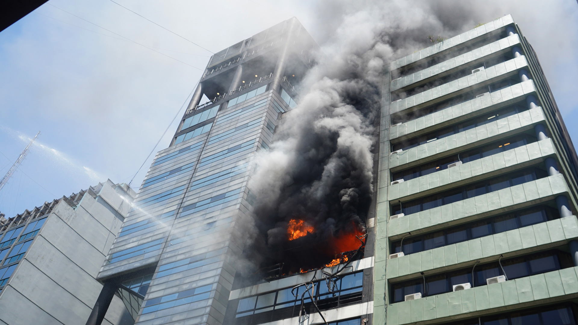 Incendio en pleno Microcentro: evacúan a más de 200 personas de un edificio de aseguradora