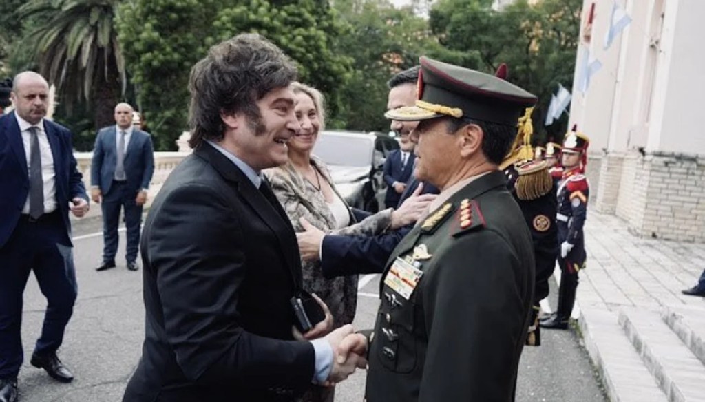 Un DNU habilita a militares en actividad a asumir funciones dentro de&nbsp;Defensa