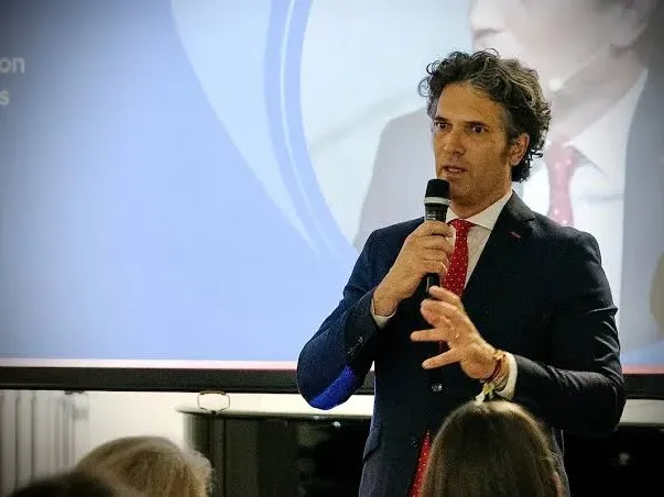 Santiago Muzio renunció a la dirección de la Casa Argentina en París y será reemplazado