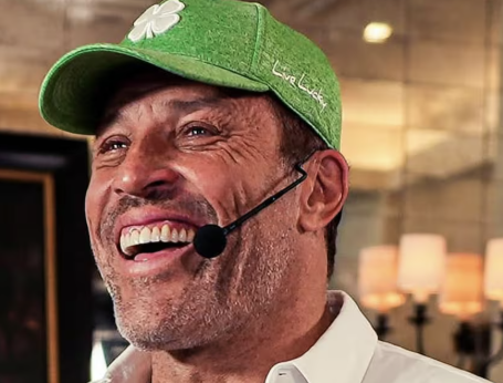 Para Tony Robbins, la clave para dejar de sufrir es correrse del centro de la escena