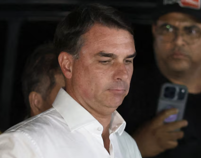 La fuga de Flavio Bolsonaro a Estados Unidos: pasó por Argentina y Milei dice que no sabía nada