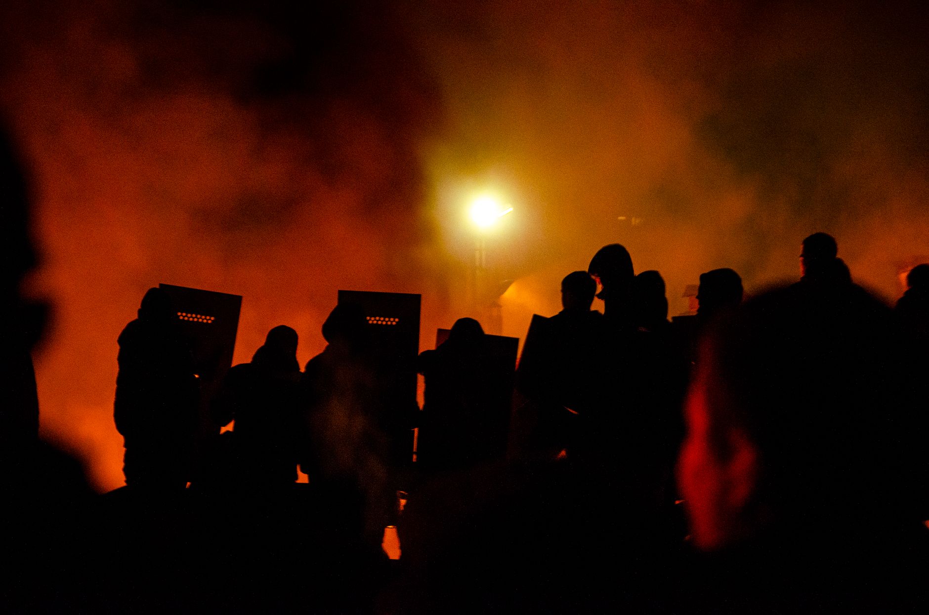 Una noche de caos en Milán: mil jóvenes destrozaron bares, motos y pelearon con la Policía